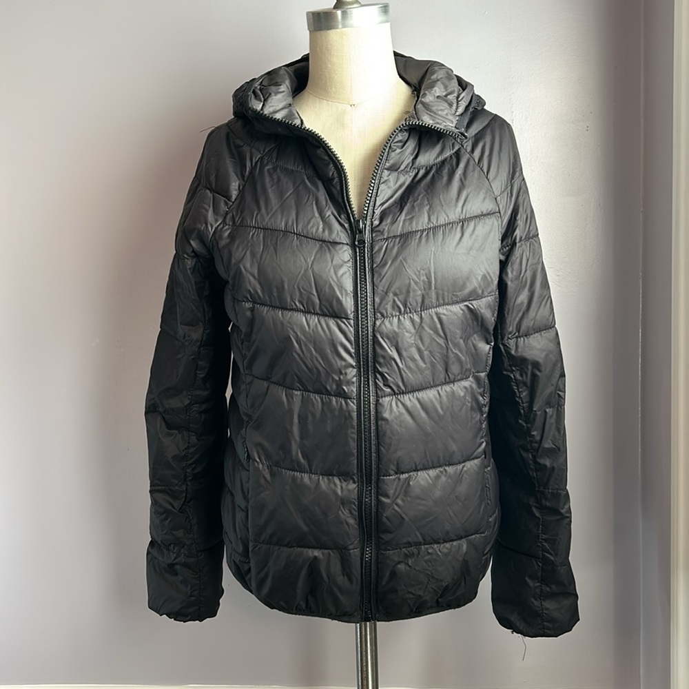 Forever 21 lightweight black hooded puffer jacket zip front with two pockets M